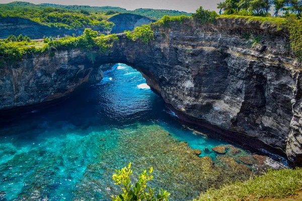 Costa Rochosa Arco Pedra Sobre Mar Praia Quebrada Nusa Penida — Fotografia de Stock