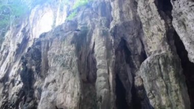 Malezya 'daki güzel doğal kireçtaşı mağarası. Karanlık Mağara 'ya büyük bir oyuktan giriş. Batu mağara tepesindeki ana mağaralardan biri. Kuala Lumpur Malezya