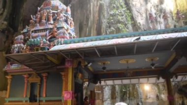 Malezya 'daki güzel doğal kireçtaşı mağarası. Karanlık Mağara 'ya büyük bir oyuktan giriş. Batu mağara tepesindeki ana mağaralardan biri. Kuala Lumpur Malezya