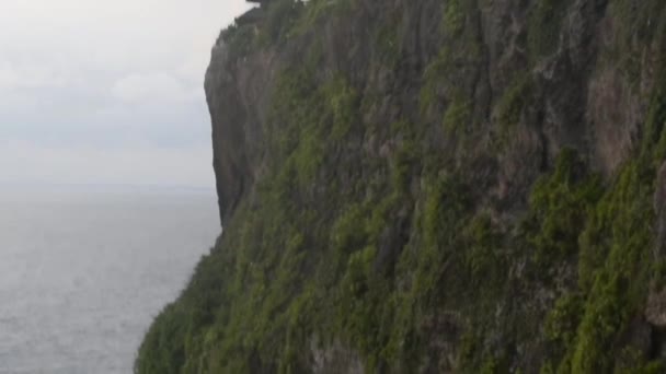 Pohled Obří Vlny Pěnění Cákání Oceánu Blízkosti Útesu Ulwatu Chrámu — Stock video