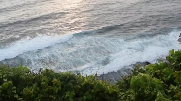 Zicht Gigantische Golven Schuimend Spetterend Oceaan Nabij Ulwatu Klif Ulwatu — Stockvideo