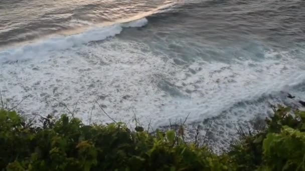 在印度尼西亚巴厘岛的Ulwatu神殿的Ulwatu悬崖附近 看到了巨大的海浪 浪花飞溅 在海里飞舞 — 图库视频影像