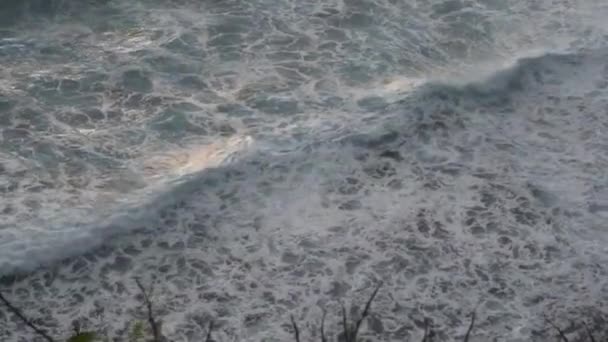 View Giant Waves Foaming Splashing Ocean Ulwatu Cliff Ulwatu Temple — Stock Video