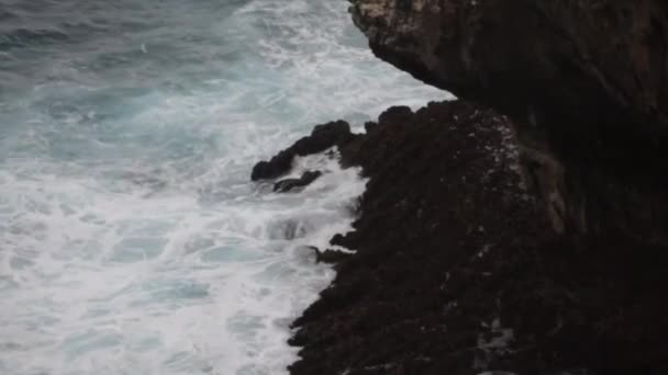 Utsikt Över Jättevågor Skumning Och Stänk Havet Nära Ulwatu Klippan — Stockvideo