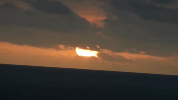 Puesta Sol Poniéndose Cielo Rojo Detrás Las Nubes Horizonte Oscuro — Vídeos de Stock