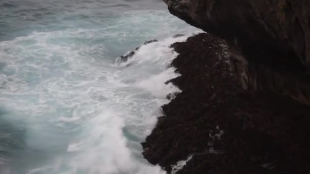 在印度尼西亚巴厘岛的Ulwatu神殿的Ulwatu悬崖附近 看到了巨大的海浪 浪花飞溅 在海里飞舞 — 图库视频影像