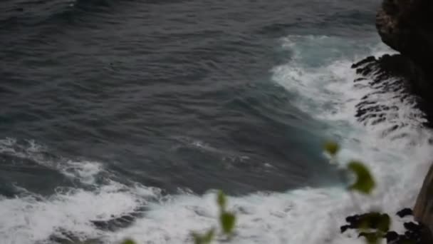 Vista Las Olas Gigantes Espumosas Salpicaduras Océano Cerca Del Acantilado — Vídeo de stock