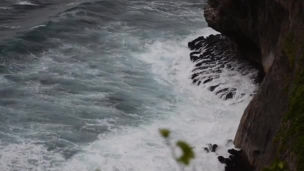 Utsikt Över Jättevågor Skumning Och Stänk Havet Nära Ulwatu Klippan — Stockvideo