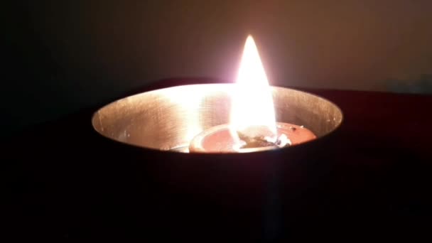Μικρό Κερί Λάδι Ανάβει Και Καίει Φωτεινά Στη Σκοτεινή Πνευματικότητα — Αρχείο Βίντεο