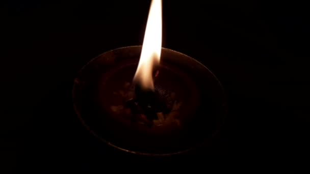 Mała Świeca Olejna Zapalona Paląca Się Jasno Ciemnej Duchowości Mała — Wideo stockowe