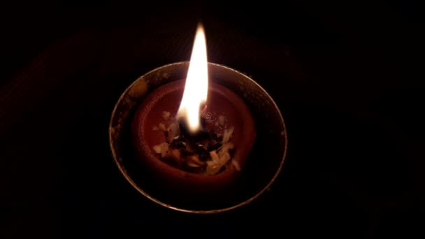 Маленькая Масляная Свеча Зажжена Ярко Горит Темноте Духовности Маленькая Лампа — стоковое видео
