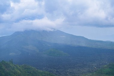 Bali 'deki Agung Dağı. Endonezya 'daki Bali tatil köyünde Agung Dağı. Dumanlı Bali volkanı Agung Dağı. Agung Dağı, Endonezya 'nın ana adası olan volkanda yer almaktadır. Volkan Bali dağ püskürtme lavı