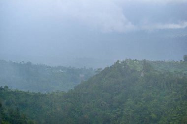 Bali 'deki Agung Dağı. Endonezya 'daki Bali tatil köyünde Agung Dağı. Dumanlı Bali volkanı Agung Dağı. Agung Dağı, Endonezya 'nın ana adası olan volkanda yer almaktadır. Volkan Bali dağ püskürtme lavı