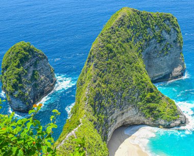 Güzel Klingon Sahili ve Endonezya 'nın Bali adası yakınlarındaki Nusa Penida adasındaki kayalar, Nusa Penida adasındaki Klingking plajının manzara fotoğrafı, Bali Endonezya