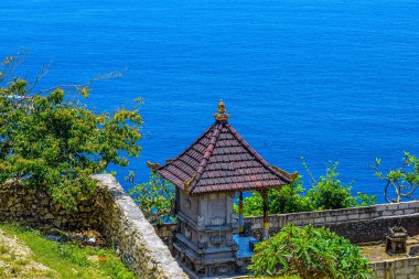 Güzel Klingon Sahili ve Endonezya 'nın Bali adası yakınlarındaki Nusa Penida adasındaki kayalar, Nusa Penida adasındaki Klingking plajının manzara fotoğrafı, Bali Endonezya