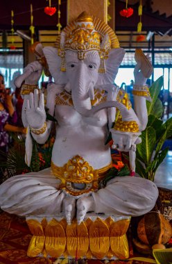 Bali 'deki Ubud Adası' ndaki Titra Boş Tapınağı 'nda, Ubud' a yakın olan ünlü Bali Tapınağı Titra Empul heykellerinde çekildi.