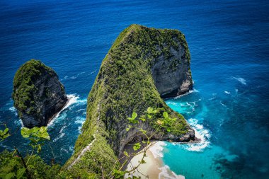 Güzel Klingon Sahili ve Endonezya 'nın Bali adası yakınlarındaki Nusa Penida adasındaki kayalar, Nusa Penida adasındaki Klingking plajının manzara fotoğrafı, Bali Endonezya