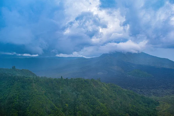 巴厘岛的Agung山印度尼西亚巴厘岛旅游胜地岛上的Agung山 正在吸烟的巴厘岛火山阿贡山 阿贡火山座落在印度尼西亚的主要岛屿 火山上 巴厘岛火山喷发熔岩 — 图库照片