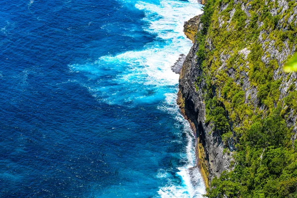 インドネシアのバリ島に近いヌサペニダ島の美しいクリンキングビーチと岩 ヌサペニダ島のクリンキングビーチの風景写真 バリ島インドネシア — ストック写真