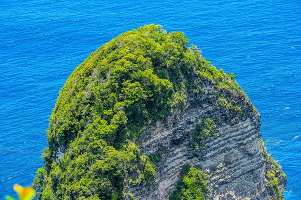 Piękna Klinkierska Plaża Skały Wyspie Nusa Penida Pobliżu Wyspy Bali — Zdjęcie stockowe