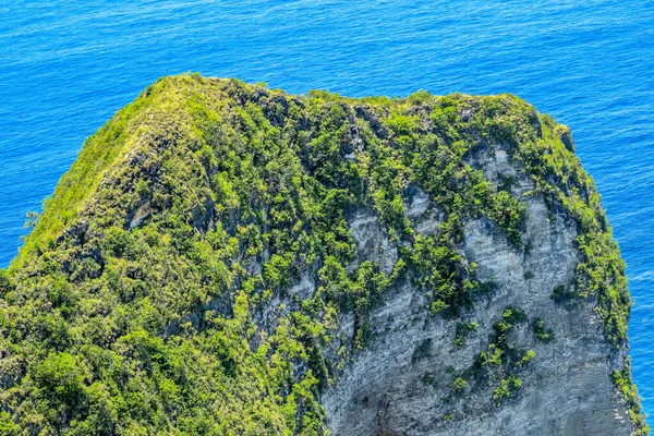 インドネシアのバリ島に近いヌサペニダ島の美しいクリンキングビーチと岩 ヌサペニダ島のクリンキングビーチの風景写真 バリ島インドネシア — ストック写真