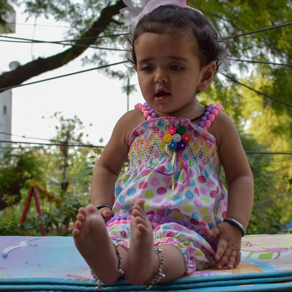 Imagem Menina Doce Uma Grinalda Close Retrato Bonito Meses Idade — Fotografia de Stock