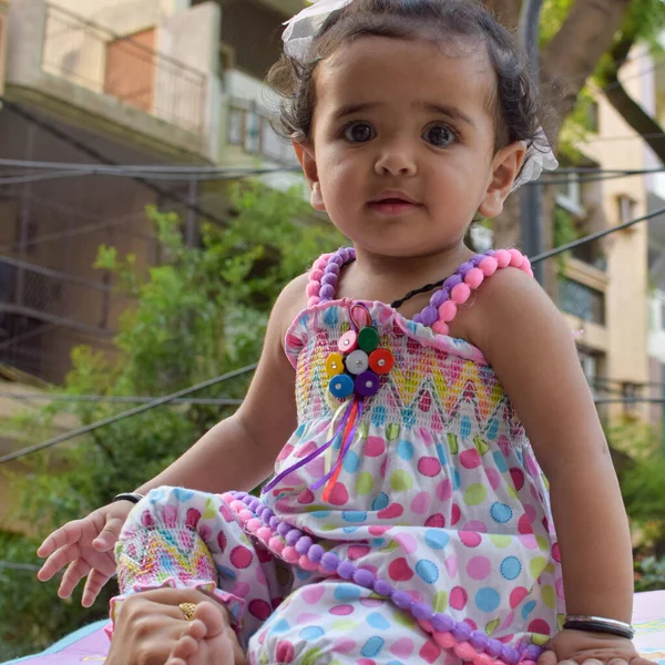 Imagem Menina Doce Uma Grinalda Close Retrato Bonito Meses Idade — Fotografia de Stock