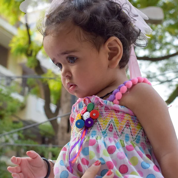 Imagem Menina Doce Uma Grinalda Close Retrato Bonito Meses Idade — Fotografia de Stock