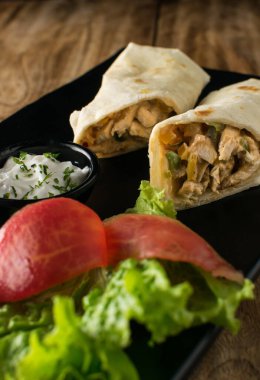 Tabakta sağlıklı bahar salatası. Taze lahana, bitki ve salatalıklı salata. Lahana salatası. Vejetaryen diyeti. Çevre yiyecekleri