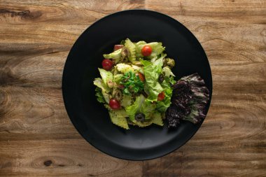 Demir tepside sebzeli tam buğday makarnası, mantarlı sağlıklı kremalı ve fırında domatesli Humus makarna. Vegan vejetaryen, bitki temelli