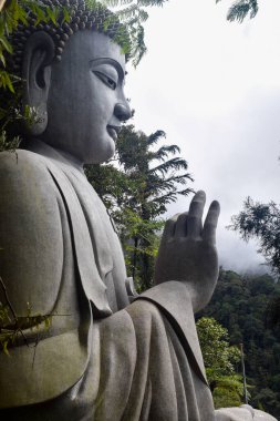 Chin Sweet Mağara Tapınağı, Genting Highlands 'da bulunan taş Buda. İnsanlar hafta sonu Chin Sweet Caves Tapınağı 'nda Shi Jia Mo Ni Fo heykeli çekilirken görüyorlar. Chin Sweet Caves Tapınağı bir Çin tapınağıdır.