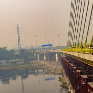 Yeni Delhi 'de Yamuna nehri boyunca inşa edilen imzalı köprünün görüntüsü.