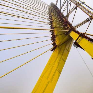 Yeni Delhi 'de Yamuna nehri boyunca inşa edilen imzalı köprünün görüntüsü.