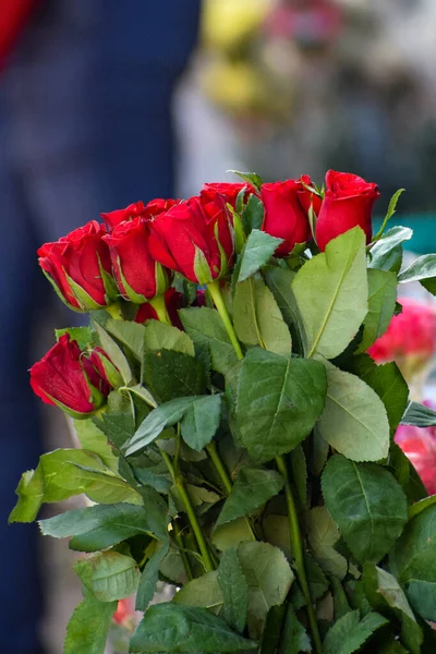 Ghazipur Phool Mandi çiçek pazarı sabahları Çin, Vietnam, Tayland ve Hindistan 'dan gelir.