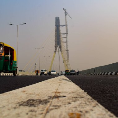 DELHI, INDIA, SEPTEMBER 01, 2019: Yeni Delhi Hindistan 'da Yamuna Nehri üzerinde inşa edilen Yamuna köprüsünün görüntüsü