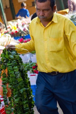 Yeni Delhi, Hindistan, 28 Kasım 2019: Ghazipur Phool Mandi çiçek pazarı sabah vakti, çiçeğin kendisi Çin, Vietnam, Tayland ve Hindistan 'dan geldi