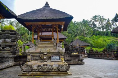 Bali 'deki Ubud Adası' ndaki Titra Boş Tapınağı 'nda, Ubud' a yakın olan ünlü Bali Tapınağı Titra Empul heykellerinde çekildi.