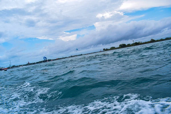 バリ島のサヌールビーチからインドネシアのヌサペニダへの高速ボート サヌールビーチからヌサペニダ インドネシア ヌサペニダへのスピードボート — ストック写真