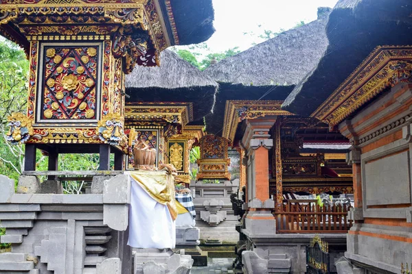 在靠近乌布德的著名的巴厘圣殿Titra Empul内被枪杀 巴厘岛乌布德的Titra Empul神庙内的印度教雕像 — 图库照片