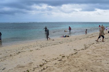 Pandawa Sahili, Nusa Dua, Bali, güneşli bir günde Pandawa plajı yerel halk ve turistler için çok popüler. Bali, Endonezya