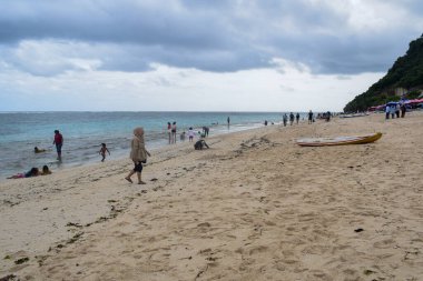 Pandawa Sahili, Nusa Dua, Bali, güneşli bir günde Pandawa plajı yerel halk ve turistler için çok popüler. Bali, Endonezya