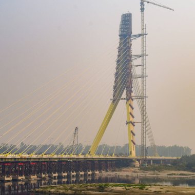 Yeni Delhi 'de Yamuna nehri boyunca inşa edilen imzalı köprünün görüntüsü.