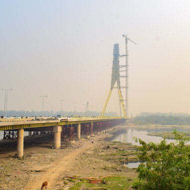 Yeni Delhi 'de Yamuna nehri boyunca inşa edilen imzalı köprünün görüntüsü.