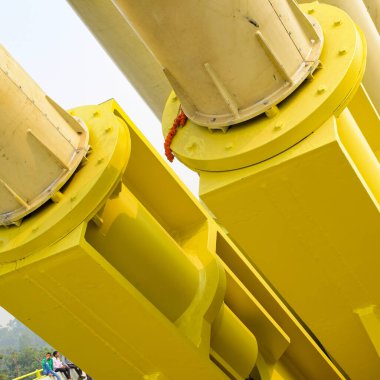 Yeni Delhi 'de Yamuna nehri boyunca inşa edilen imzalı köprünün görüntüsü.