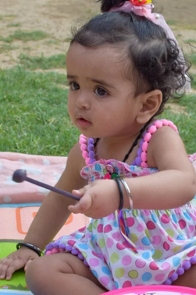 Imagem Menina Doce Uma Grinalda Close Retrato Bonito Meses Idade — Fotografia de Stock