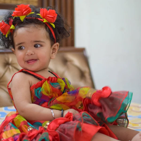 Imagem Menina Doce Uma Grinalda Close Retrato Bonito Meses Idade — Fotografia de Stock