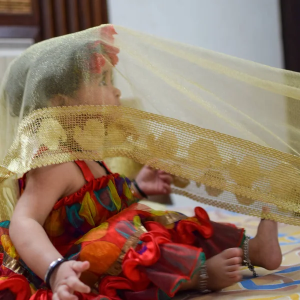 Gambar Bayi Perempuan Manis Dalam Karangan Bunga Foto Closeup Dari — Stok Foto