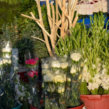 Ghazipur Phool Mandi çiçek pazarı sabahları Çin, Vietnam, Tayland ve Hindistan 'dan gelir.