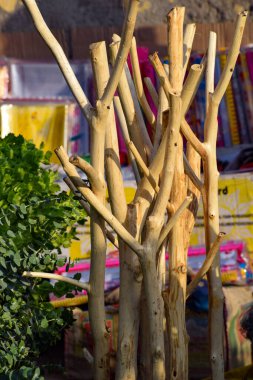 Ghazipur Phool Mandi çiçek pazarı sabahları Çin, Vietnam, Tayland ve Hindistan 'dan gelir.