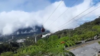 Skyway teleferiğindeki Chin Sweet mağara tapınağı Genting Highland, Malezya 'da Genting Highland' dan Genting Highlands 'a giden bir teleferikle Kuala Lumpur, Skyway Cable Car...